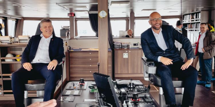 Bjørnar Skjæran og Rasmus Prehn ombord på den norske brøndbåd Norwegian Gannet, der fragter laks til Havline på Hirtshals Havn. Foto: Arkiv.