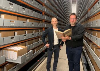 Arkivar Adam Jon Kronegh fra Rigsarkivet og forsker Martin Stendel fra DMI søger nye veje for at finde løsninger på nutidens klimaudfordringer. Foto: Rigsarkivet.