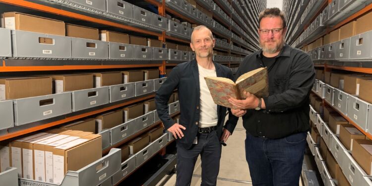 Arkivar Adam Jon Kronegh fra Rigsarkivet og forsker Martin Stendel fra DMI søger nye veje for at finde løsninger på nutidens klimaudfordringer. Foto: Rigsarkivet.
