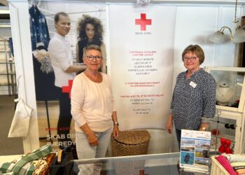 Her er det Kirsten og Ingrid hos den lokale afdeling af Røde Kors i HIrtshals. Foto: Arkiv.