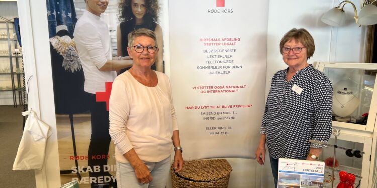 Her er det Kirsten og Ingrid hos den lokale afdeling af Røde Kors i HIrtshals. Foto: Arkiv.