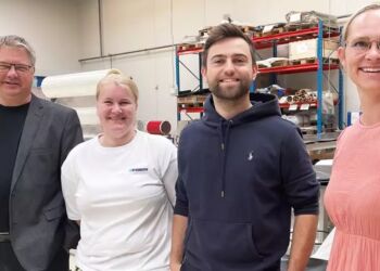 Fra venstre direktør og stifter af Scanfiber, Erik Christensen, produktionsmedarbejder Nadja Mosegard Nielsen, produktionsleder Magnus Gustafsson og virksomhedskonsulent Louise Dalsgaard, Business Hjørring.