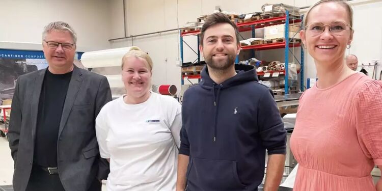 Fra venstre direktør og stifter af Scanfiber, Erik Christensen, produktionsmedarbejder Nadja Mosegard Nielsen, produktionsleder Magnus Gustafsson og virksomhedskonsulent Louise Dalsgaard, Business Hjørring.
