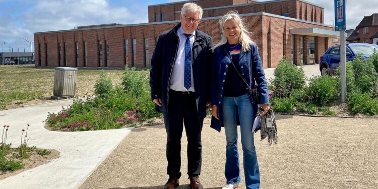 Borgmester Søren Smalbro og turistchef Laila Zielke ved Hirtshals Lægehus.