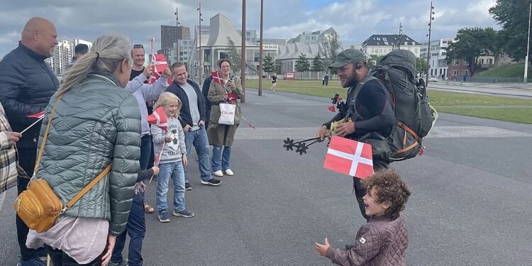 Sonni bliver mødt af familie og venner.
Foto: Christopher Høeg Lundberg / TV2 Nord.