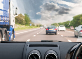 Sænker man farten på motorvejen til 100 km/t eller mindre, vil man automatisk komme til at køre med bilisterne i de to langsomste spor til højre. Resultatet bliver færre overhalinger og en mere rolig og overskuelig kørsel.