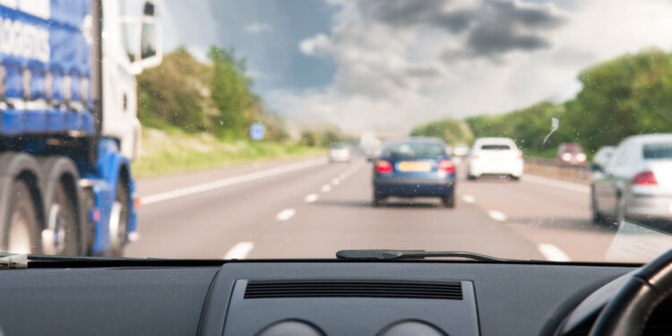Sænker man farten på motorvejen til 100 km/t eller mindre, vil man automatisk komme til at køre med bilisterne i de to langsomste spor til højre. Resultatet bliver færre overhalinger og en mere rolig og overskuelig kørsel.