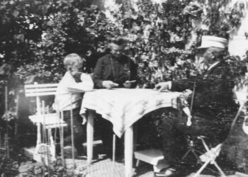 Der holdes pinsefri i haven på Kraghsvej 5, Hjørring i 1922. Foto: VHM.