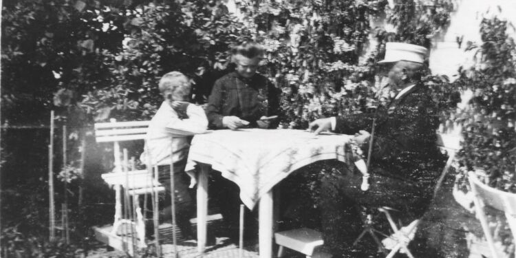 Der holdes pinsefri i haven på Kraghsvej 5, Hjørring i 1922. Foto: VHM.