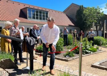 Søren Homann klippede snoren ved indvielsen af udstillingen om urtehaven i Sindal Gamle Præstegård.  Foto: VHM.
