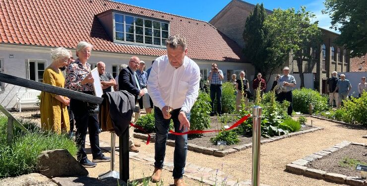 Søren Homann klippede snoren ved indvielsen af udstillingen om urtehaven i Sindal Gamle Præstegård. Foto: VHM.