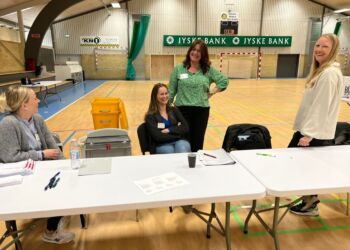 Valgstyrerformand Mette Jensen, som her ses stående bag Jeanette Nørager, mens det til venstre er Lena Bisgaard og til højre Ditte Kjøbsted, styrer stemmeafgivningens gang i Hirtshals Idrætscenter. Foto: Niels Skipper.