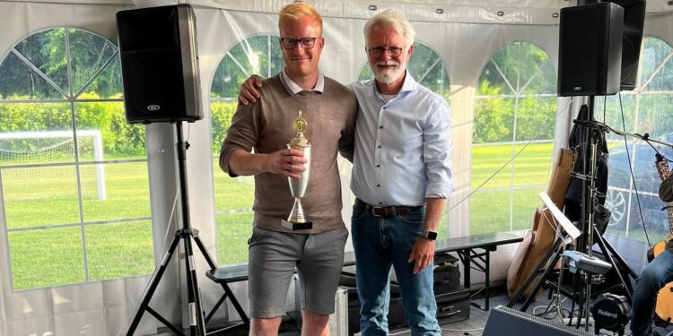 Emil Lyn Andersen og formand Henrik Willadsen. Foto: Lee Jørgensen.