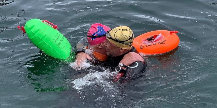 Efter en svømmetur på 11,5 timer kom Anders Vestegaard og Per Kristensen frem til Læsø, og det var med stor glæde og lettelse.
Foto: Privatfoto.