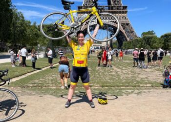 Folketingsmedlem Anne Honoré Østergaard fra Hjørringkredsen med cyklen over hovedet i Paris.