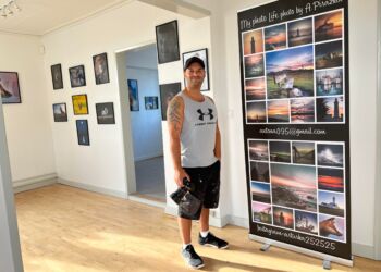 Her ses fotograf Arturs Pirazkov ved en tidligere udstilling i Assistentboligen ved Hirtshals Fyr. Foto (arkiv): Niels Skipper.