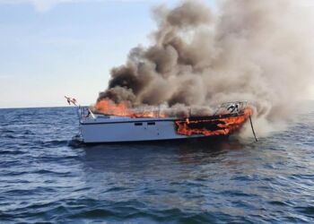 Der var et lille barn ombord på den brændende båd, som sank på 27 meters dybde. Foto: Sæby Redningsstation.