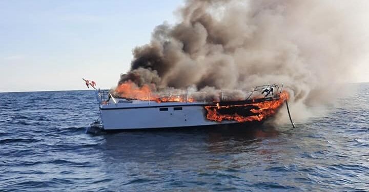 Der var et lille barn ombord på den brændende båd, som sank på 27 meters dybde. Foto: Sæby Redningsstation.