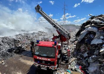 Branden er under kontrol, men beredskabet skal have spredt affaldet ud for at slukke alle gløder. Foto: Per Frank Paulsen / TV2 Nord.