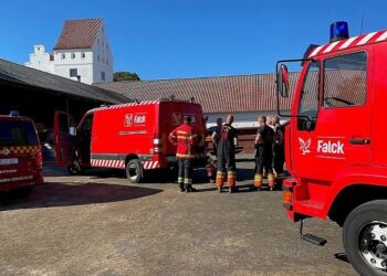 Brandfolkene er her i dialog om, hvad der skulle gøres, men de kunne hurtigt vende brandbilen og køre igen.
Foto: Per Frank Paulsen / TV2 Nord.