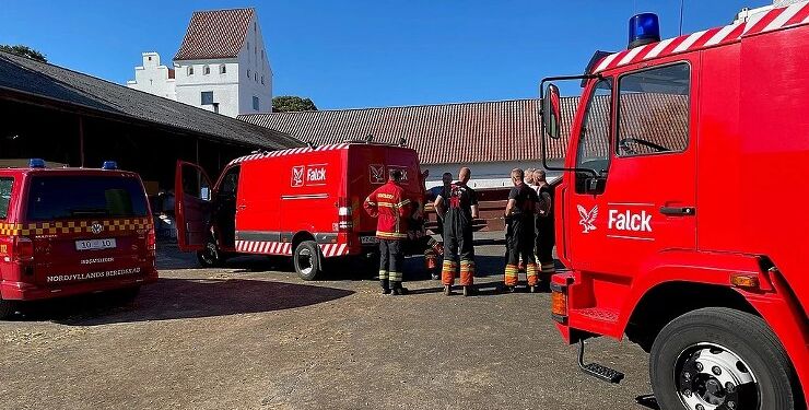 Brandfolkene er her i dialog om, hvad der skulle gøres, men de kunne hurtigt vende brandbilen og køre igen.
Foto: Per Frank Paulsen / TV2 Nord.
