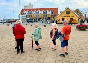 Trine Madsen ses her med paraplyen, som hun heldigvis ikke fik brug for på sidste års Tour de Hirtshals. Foto (arkiv): Niels Skipper.