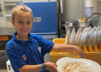 Ella på 8 år hjælper blandt andet mor med opvask ved Dana Cup. Foto: Privat.