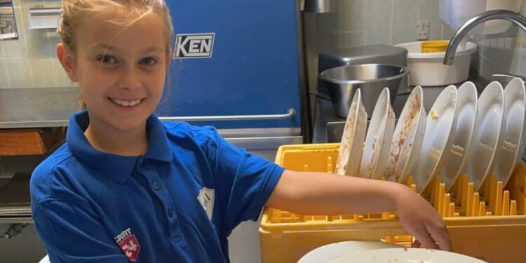 Ella på 8 år hjælper blandt andet mor med opvask ved Dana Cup. Foto: Privat.