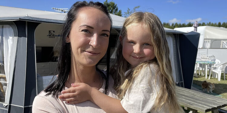 Anne Høngaard bor med sin datter i Astrup lidt udenfor Hjørring - nu skal hun læse til sygeplejerske.