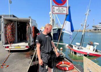 Joachim Kristensen kigger slukøret på den smule af Fio, der rager op over vandoverfladen ved Pier II Øst. Foto: Niels Skipper.
