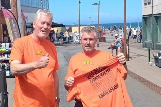 Direktør Claus Roden Jensen (tv) fra HMU A/S ses her som trøjesponsor sammen med Claus Neve Olsen fra Musik Under Trappen i 2022. Foto: Arkiv.