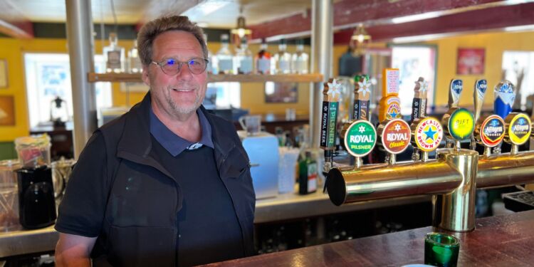 Hans Henrik Schnoor serverer med et lunt smil bag baren på Hirtshals Kro. Foto: Niels Skipper.