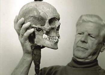 Holger Friis med kraniet af Thomas Bisp. Foto: VHM.