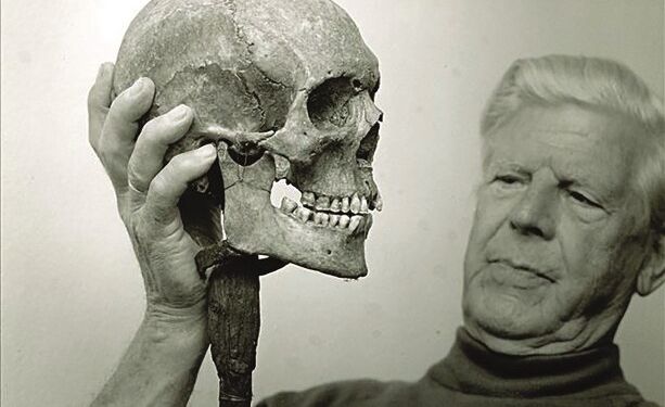 Holger Friis med kraniet af Thomas Bisp. Foto: VHM.