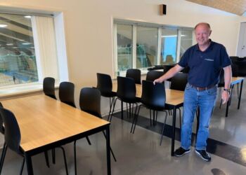 Centerleder Lars-Henrik Kristensen glæder sig over alt det nye indenfor i Hirtshals Idrætscenter.