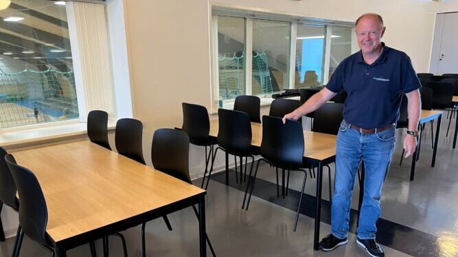 Centerleder Lars-Henrik Kristensen glæder sig over alt det nye indenfor i Hirtshals Idrætscenter.