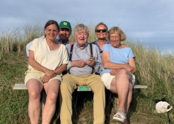 Fra venstre ses Jakobs kusine Charlotte Flindt Pedersen, hans far Klaus Axel Nielsen og hans lillesøster Birgitte Flindt Pedersen. Bagerst ses Jakobs selv og hans kusine Malene Flindt Pedersen.