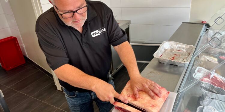 Jan Hansen i gang med at skære grillbøffer af kornfodret Black Angus Steaks. Foto (arkiv): Niels Skipper