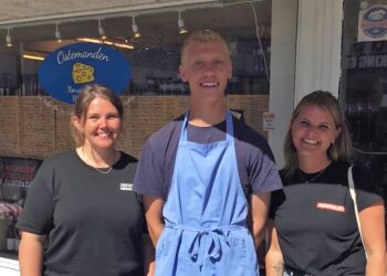 Casper hos Ostemanden mellem pigerne  fra Jobpatruljen.