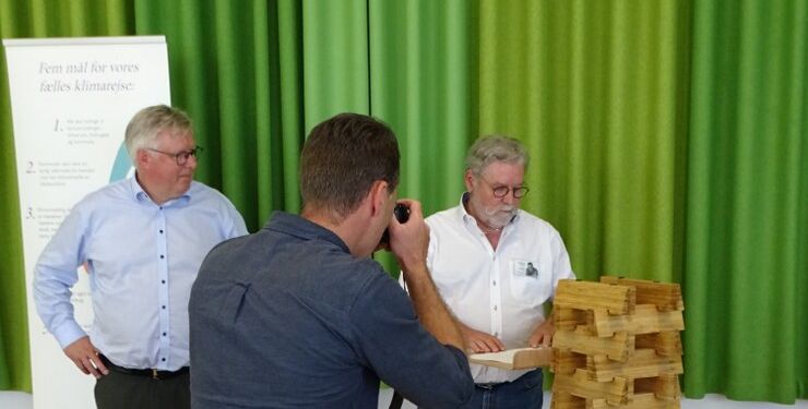 Ivan Lindgren Hansen fra ThermIT underskriver klima-aftalen overvåget af Hjørring Kommunes borgmester Søren Smalbro.