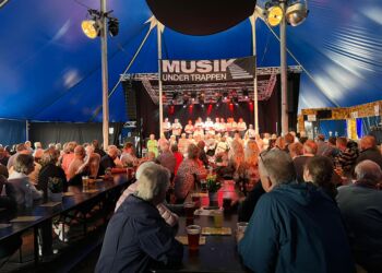 Børge Eriksen og Klub 99 var som altid også i 2022 de første på og foran scnenen mandag ved Musik Under Trappen i Hirtshals. Foto: Niels Skipper.