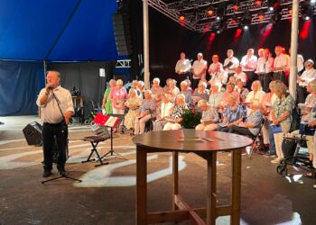 Børge Eriksen præsenterede de gode sange og akkompagnerede på harmonika de mange sangere i Klub 99. Foto: Niels Skipper.