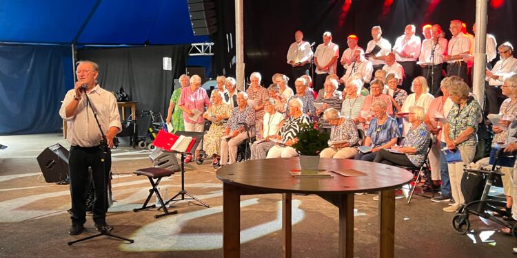 Børge Eriksen præsenterede de gode sange og akkompagnerede på harmonika de mange sangere i Klub 99. Foto: Niels Skipper.