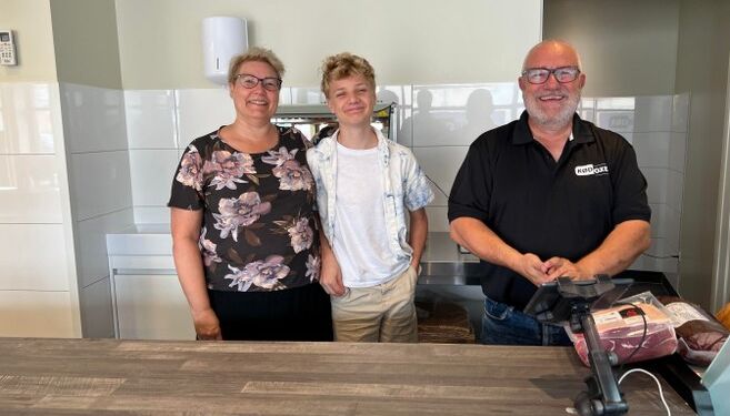 Heidi, Gustav og Jan Hansen i Kødboxen Delikatesse. Foto: Niels Skipper.