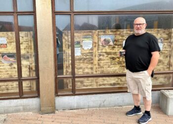 Jan Hansen med den gode kaffe foran butiksvinduerne til Kødboxen. Foto: Niels Skipper.