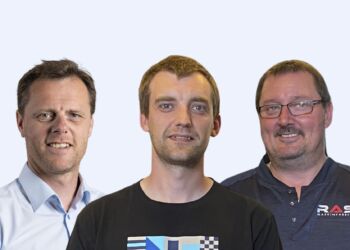 Fra venstre ses Morten V. S. Pedersen fra MAN Energy Solutions, industritekniker Kristian Jensen og Lars Jacobsen fra
RASI Maskinfabrik.