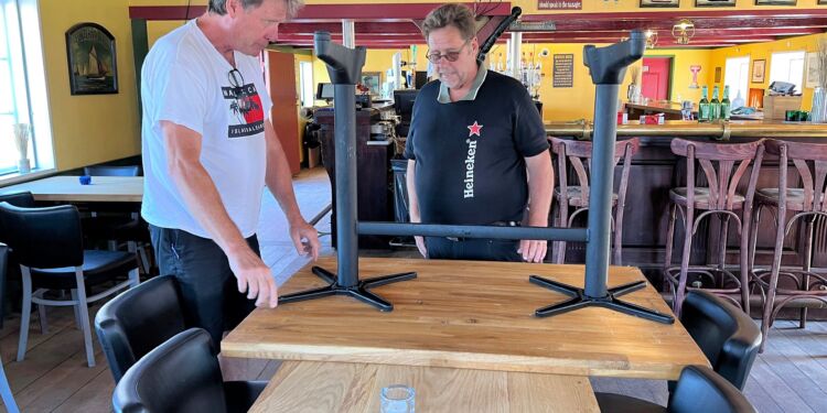 Hans Henrik og Per flikker i al hast et ekstra bord sammen på Hirtshals Kro. Foto: Niels Skipper.