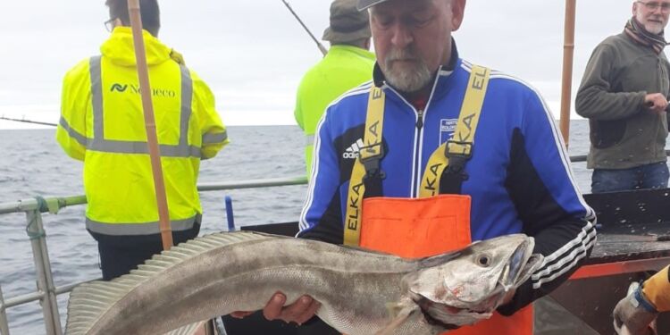 Dæksmand Torben Holm med den flotte kulmule ombord på Sea Hawk. Foto: Privat.