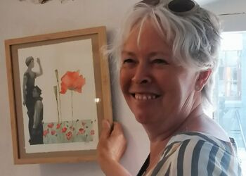 Karen Kunwald under ophæningen af sine billeder hos Grønfeldt Værksted & Galleri i Hirtshals.