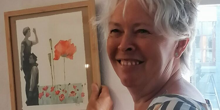 Karen Kunwald under ophæningen af sine billeder hos Grønfeldt Værksted & Galleri i Hirtshals.